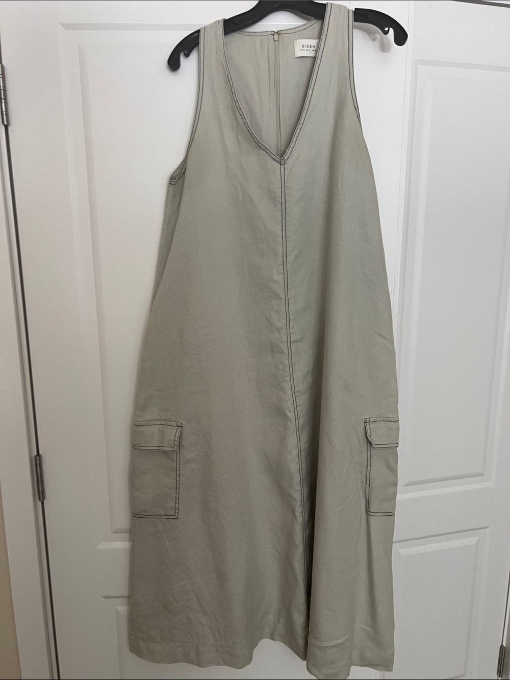 DISSH Sleeveless V-Neck Midi Cargo Dress in Sage Green-Grey.
Linen 100%